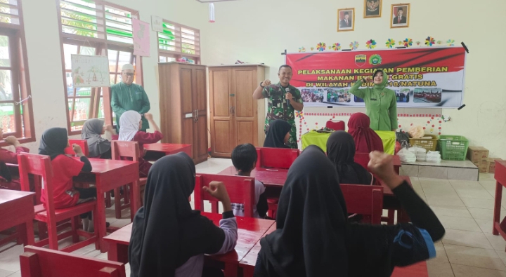 Dandim 0318/Natuna, Kolonel Inf Andri Hadiyanto saat melakukan interaksi dengan dengan siswa SDN 003 Sungai Ulu sebelum melaksanakan pemberian Makanan Bergizi Gratis, Jumat 13 Desember 2024. (foto : dok pribadi)